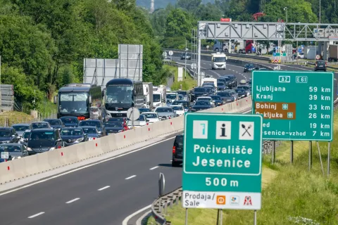 Prometni zastoj avtocesta Jesenice Karavanke Hrušica / Foto: Nik Bertoncelj
