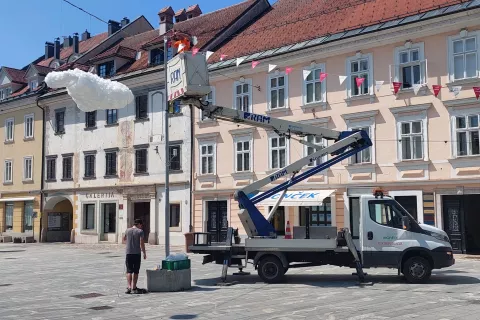 Dežni oblak, ki spušča nežno meglico in vodne kapljice, bo ob vročinskem valu nudil osvežitev. / Foto: arhiv MOK