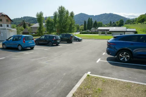 Pri pokopališču v Gorjah so zgradili novo parkirišče. / Foto: Nik Bertoncelj