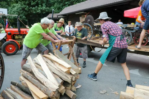 Tudi letošnji Kmečki praznik pod Storžičem bo v nedeljo oživil stare običaje in spretnosti. V preteklosti ste si lahko ogledali tudi žaganje po starem, letos boste spoznali, kako so nekoč prekrivali strehe. / Foto: Tina Dokl
