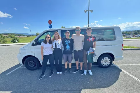 Del letošnjih udeležencev Poletne šole Transformator na ekskurziji v krško nuklearko. / Foto: Nejv Petrovič