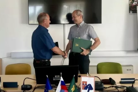 Žirovniški župan Leopold Pogačar je v torek z direktorjem Gorenjske gradbene družbe Vidom Jagodicem podpisal pogodbo o sanaciji opornega zidu in ceste v Mostah. / Foto: Arhiv Občine