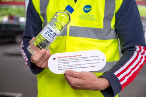 Akcija Javna agencija Republike Slovenije za varnost prometa AVP brezplačna voda in ozaveščanje o pomembnosti reševalnega pasu na bencinskem servisu Petrol Hrušica v smeri Karavanke / Foto: Nik Bertoncelj