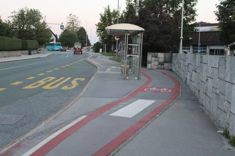 Nesreča se je zgodila na kolesarski stezi na Kidričevi cesti v Škofji Loki, med Info točko in bencinskim servisom. / Foto: Arhiv Pu Kranj