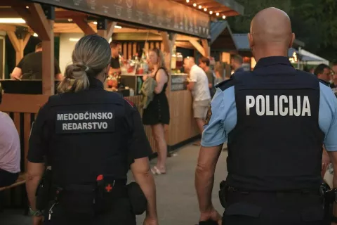 Mešane patrulje policistov in redarjev prispevajo k večji varnosti občanov in turistov. / Foto: arhiv MIR Bled, Bohinj in Železniki