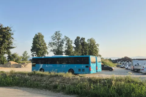 Na večjem delu območja sta zdaj začasno parkirišče in površina z odloženim materialom. / Foto: Ana Jagodic Dolžan
