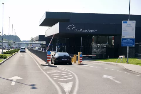 Na območju drop-off cone ob terminalu je prvih 10 minut parkiranja še vedno brezplačnih dvakrat na dan, po plačilu parkirnine pa je treba parkirišče zapustiti v roku 5 minut. / Foto: Maša Likosar