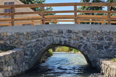 V Radomljah so obnovili kamniti most. / Foto: arhiv Občine Domžale