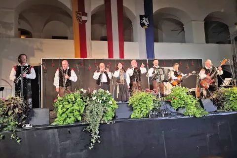 Alpski kvintet je bil poseben gost Gorenjskega večera v Dobrli vasi. / Foto: Jože Košnjek