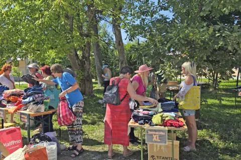 Na začetku je bilo obiskovalcev malo, danes pa so Izmenjevalnice oblačil prav živahne. / Foto: Špela Šimenc