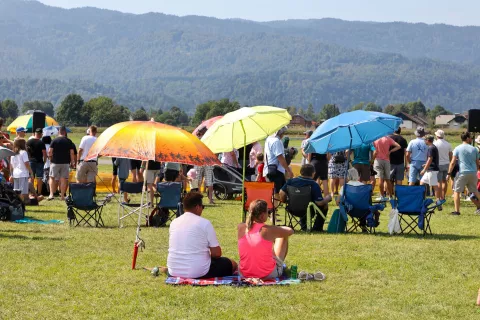 35 Miting malega letalstva vročina senca sončna pripeka simbolična / Foto: Tina Dokl