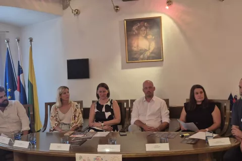Direktor Zavoda O Erazem Simon Paravinja, organizatorka LokArta Ana Bučar, direktorica Zavoda 973 Jana Fojkar, župan Tine Radinja, koordinatorica Pisane Loke Pia Pivk in predstavnik za odnose z javnostmi na Občini Škofja Loka Jernej Tavčar / Foto: Klara Mrak
