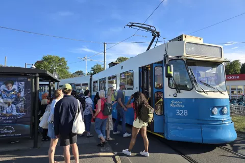 Eden od razlogov, zakaj sem tako navdušena nad Švedsko, je njihov brezhibno delujoč javni prevoz, ki vključuje tako avtobuse in vlake kot tramaje in trajekte. / Foto: Marjana Ahačič