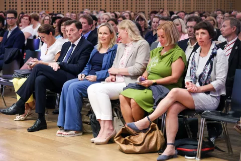 Na srečanju ravnateljev na Brdu pri Kranju so predstavili novosti, ki se obetajo v novem šolskem letu. / Foto: Tina Dokl