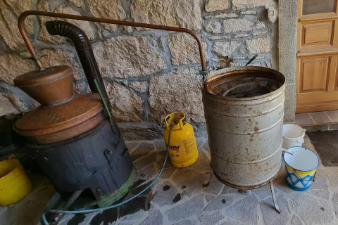 Pri klasičnem načinu žganjekuhe je le plin zamenjal drva. / Foto: Igor Kavčič