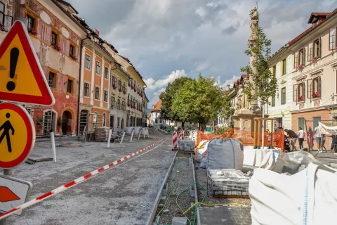 Na Mestnem trgu trenutno urejajo zaključni sloj. / Foto: Tina Dokl
