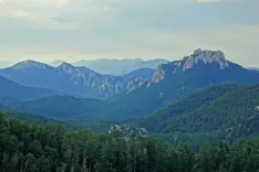 Jutranji pogled na greben Dabarskih kukov. Skrajno desni je Bačić kuk, na katerega se povzpnemo. / Foto: Jelena Justin