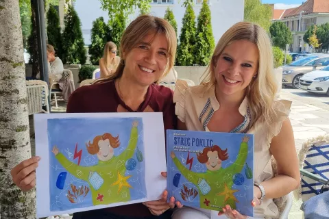 Jadranka Završnik (levo) in Nežka Kukec z novo slikanico o Stricu Poklicu. / Foto: Mateja Rant