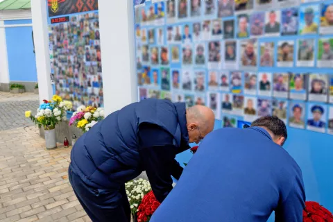 Se usoda Evrope odloča v ukrajinski vojni? Koliko vojakov in civilistov bo moralo še umreti? Na sliki Zid spomina v Kijevu, oktobra 2022. / Foto: Wikipedija