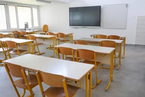 Šolske učilnice bodo v ponedeljek znova oživele. / Foto: Tina Dokl