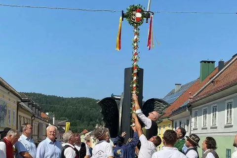 Tako so sredi meseca v Pliberku namestili znamenje za Jormak. / Foto: Novice Celovec