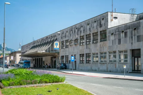 Prenovili bodo tudi železniško postajo, ki je bila po vojni obnovljena po načrtih arhitekta Stanislava Rohrmana. / Foto: Nik Bertoncelj