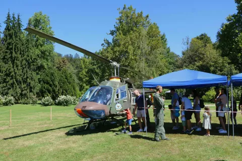 Mehanska leteča ptica, zelene barve ... Marsikdo jo je želel videti od blizu... / Foto: Alenka Brun