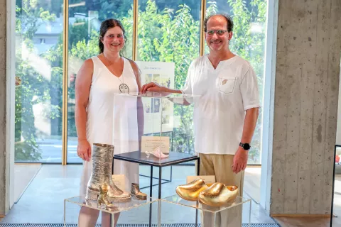 Zlata cokla, železni škornji in stekleni čeveljček odprtje razstava Tržiški muzej paviljon NOB kustosa dr Bojan Knific in Sonja Koren Valjavec / Foto: Tina Dokl