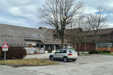 (podpis k sliki)Zadružna poslovna stavba v Križah, za katero poteka sodna bitka / Foto: Cveto Zaplotnik