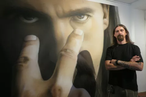 Mohor Kejžar pred muralom / Foto: Igor Kavčič