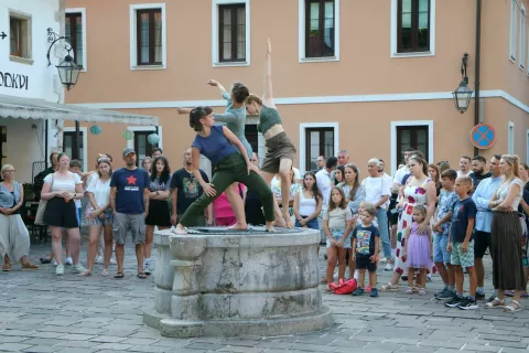 Performans Veronika: iz kamna v telo preizprašuje mit z vidika sodobnega feminizma, telesnosti in osvobajanja od zgodovinskih spon. / Foto: Alenka Brun