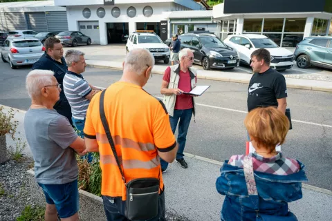 Člani SPV Jesenice so si v sredo zjutraj na terenu ogledali stanje v prometu na odseku mimo objekta Blejska Dobrava 1. / Foto: Nik Bertoncelj