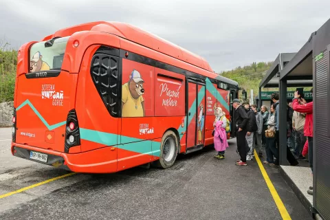 Električni Vintgar Shuttle obiskovalce neposredno pripelje do soteske Vintgar, kjer je dostop za osebna vozila omejen. / Foto: Tina Dokl