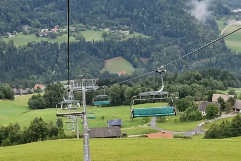 Na Starem vrhu bo do konca avgusta mogoče uživati v panoramskih vožnjah s šestsedežnico. / Foto: arhiv STC Stari vrh