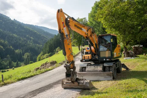 Na kilometer dolgem odseku ceste z Rudna proti Dražgošam bodo sanirali dotrajano vozišče. / Foto: Simon Benedičič