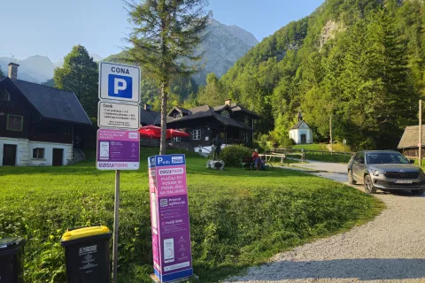 Pri Domu v Kamniški Bistrici je po novem treba plačati parkiranje. / Foto: Nika Toporiš