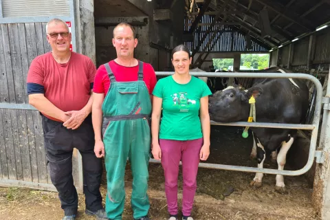 Na Rozmanovi kmetiji so tudi lani pri črno-beli pasmi krav dosegli najvišje hlevsko povprečje v državi. Na sliki: gospodar Matjaž, sin Rok in njegova žena Petra / Foto: Cveto Zaplotnik
