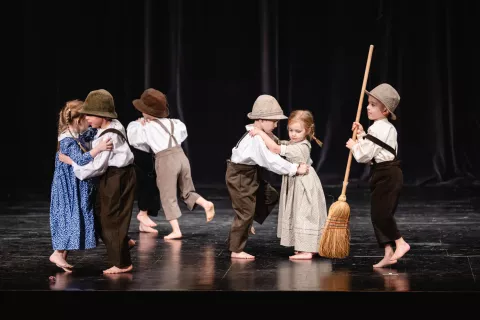 Območno srečanje folklornih skupin in poustvarjalcev glasbenega izročila 2025 K'e ste deklič, da b' rajal fantič JSKD Jesenicenastopa otroška folklorna skupina Drobižki / Foto: Nik Bertoncelj