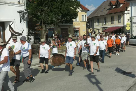 Na lanskoletni povorki pohodnikov na Stol po ulicah Radovljice. / Foto: Igor Kavčič