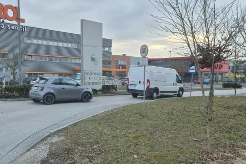 Eno od strateških vodil je tudi zmanjšanje deleža prihodov z avtomobili v poslovno cono. / Foto: Ana Jagodic Dolžan