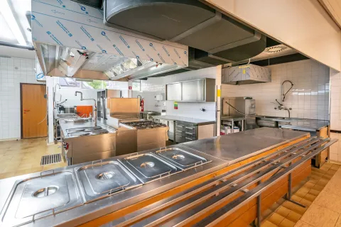 V podružnični šoli v Selcih so ob ureditvi prezračevalnega sistema vgradili tudi napo v šolsko kuhinjo. / Foto: Simon Benedičič