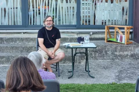 Aljoša Harlamov je predstavil svojo analizo literarnih del, ki jih bodo dijaki v novem šolskem letu obravnavali za esej na maturi. / Foto: Mateja Rant