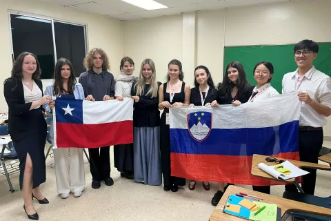 Slovenska ekipa je na Svetovnem srednješolskem debatnem prvenstvu v končnem skupnem seštevku zasedla deveto mesto. / Foto: Arhiv Zavoda Za In Proti