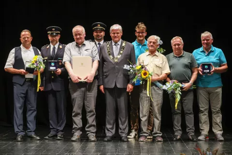 Občinski nagrajenci z županom Jožetom Sodjo in novim častnim občanom Bohinja Črtomirjem Frelihom / Foto: Tina Dokl