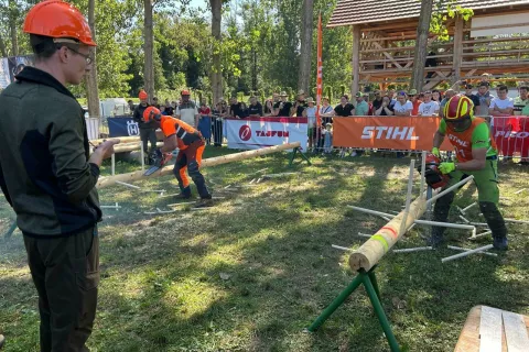 Lastniki gozdov so se pomerili na sekaškem tekmovanju. / Foto: Zgs