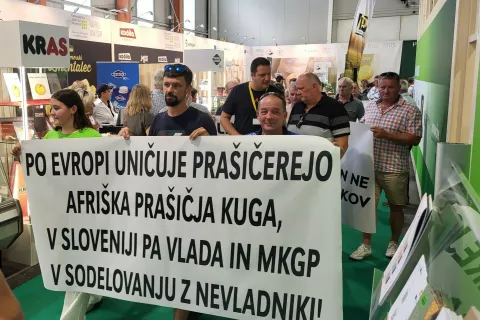 Živinorejci so na protestu tudi z napisi na transparentih izrazili nezadovoljstvo z odnosom kmetijskega ministrstva do živinoreje. / Foto: Kgzs