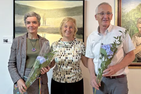 Bernarda Stenovec (levo) in Matjaž Šporar v družbi Andreje Žakelj iz KUD-a Anton Jobst ob odprtju razstave slik, ki so jih navdihnile fotografije Petra Nagliča / Foto: Tanja Mlinar