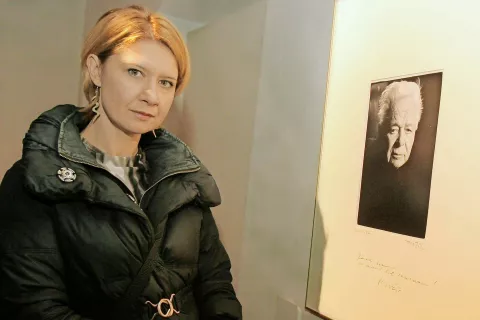 Igralka Vesna Pernarčič ob portretu pisatelja Vladimirja Kavčiča, ki je na sobotnem ogledu portretov nagrajencev fotografa Toneta Stojka v Galeriji Prešernovih nagrajencev manjkal. / Foto: Tina Dokl / Foto: 