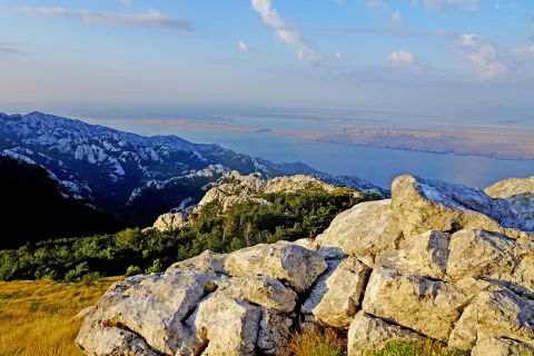 Jutranji pogled na morje in južni del otoka Pag. / Foto: Jelena Justin