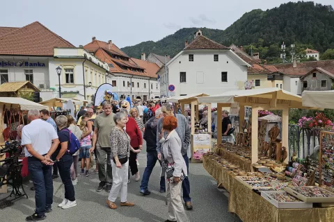 Šuštarska nedelja je v Tržič tudi letos privabila številne obiskovalce. / Foto: Nika Toporiš